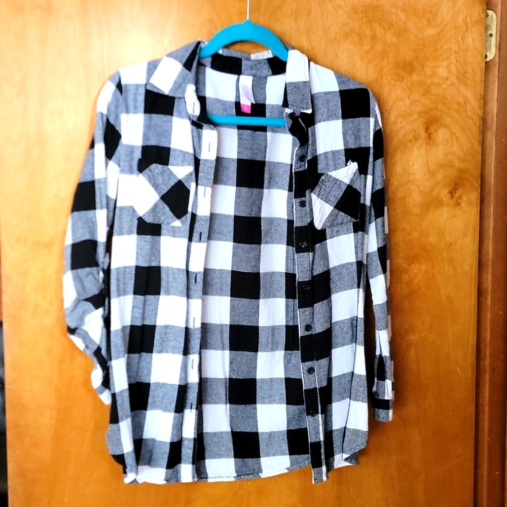 Women's long sleeve black and whitw flannel